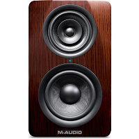 M-Audio M3-6   Профессиональный студийный tri-amped монитор ближней зоны, кевларовый нч вуфер 6", кевларовый сч драйвер 5", шёлковый 1" твиттер, расположен коаксиально с сч драйвером, входы XLR\TRS, частота воспроизведения 40 Гц-20 кГц, мощность 220Вт.