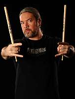 VIC FIRTH SHAA  барабаннные палочки Tomas Haake, деревянный наконечник, материал - гикори, длина 16 7/16", диаметр 0,645"