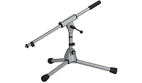 K&M 25910-300-87 низкая микрофонная стойка журавль для бас-бочки, металлические узлы, высота 280 мм, длина журавля 525 мм, серая